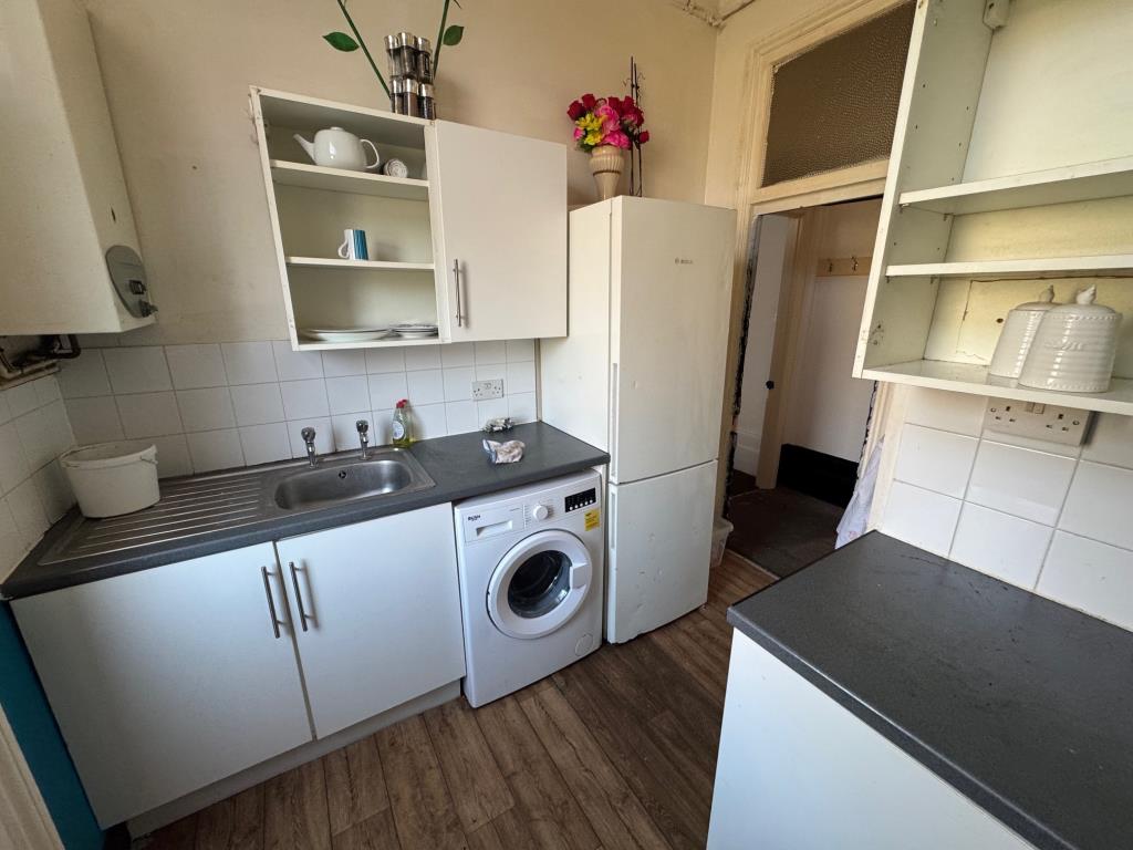 Lot: 132 - FREEHOLD BLOCK OF FOUR FLATS - Ground floor flat - kitchen